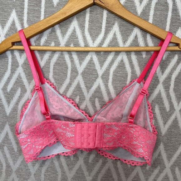 b. Tempt’d Bralette by Wacoal Pink Stretch Lace with Hook & Eye Closure Size: M - Picture 3 of 4